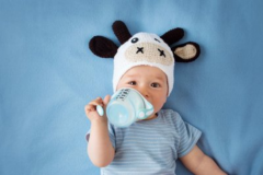 健康宝宝长期喝水解奶粉如何?小心身体越喝